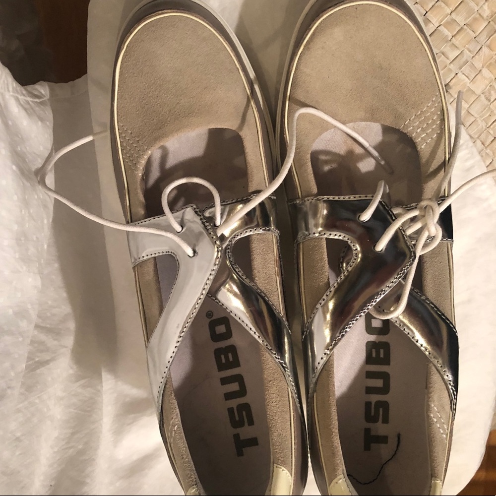 Tsubo Lace white wedge. Taupe suede trim.